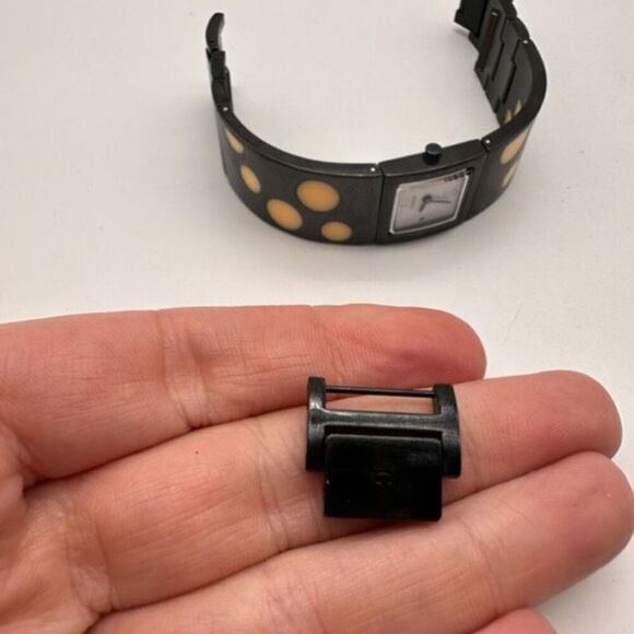 Guess Women's Yellow Spot Chrome Strap Quartz Movement‎ Square Wristwatch Black - Picture 6 of 9